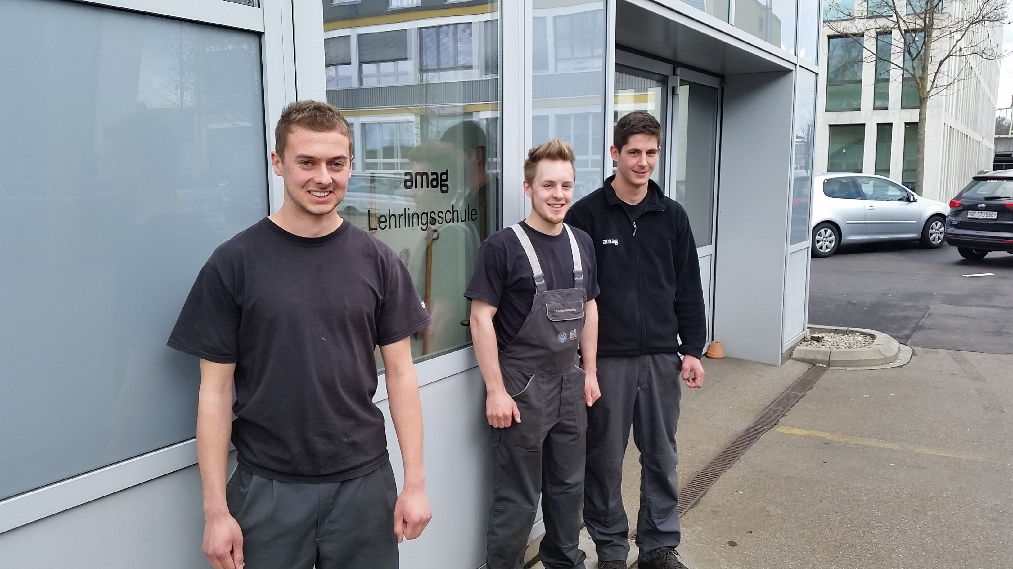 «Als nächstes möchte ich mehr zum Thema Motoraufladung erfahren», Frank Pressmann (l.) mit seinen beiden Berufslehr-Kollegen Philipp Haudenschild und Cyrill Schefer bei der AMAG Bern.