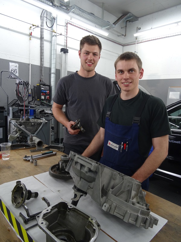Fabian Britt und Jean Trotti bei der Vorbereitung in der AMAG Autowelt Dübendorf