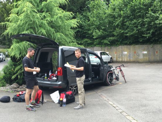 Vorbereitung vor dem Start (Patrik Blum links und Michael Aeschimann rechts im Bild)