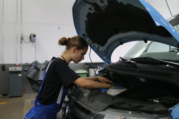 Timéa Tschannen an ihrem Arbeitsplatz (VW Nutzfahrzeuge Center Uster)