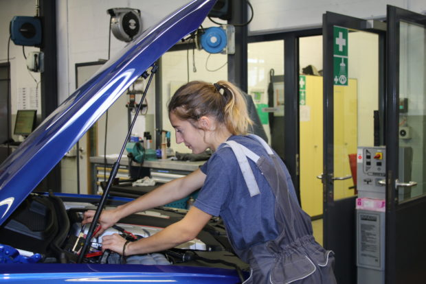 Céline Schatz an ihrem Arbeitsplatz (Audi Center Zürich Altstetten)