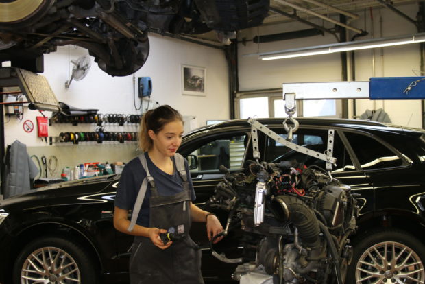 Céline Schatz an ihrem Arbeitsplatz (Audi Center Zürich Altstetten)