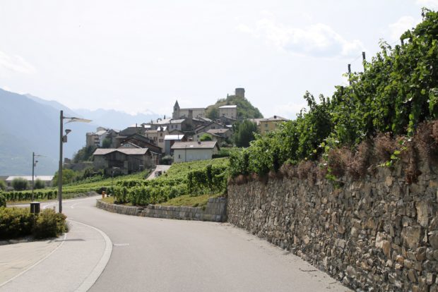 Die Altstadt von Saillon mit Burgturm und Kirche sind auf einem Hügel ersichtlich