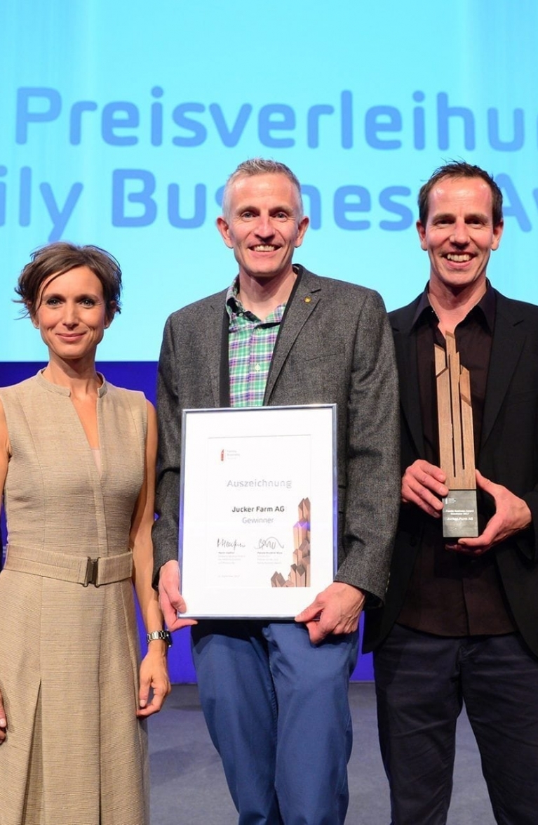 v.l.n.r. Martin Haefner, Verwaltungsratspräsident AMAG, Ständerätin Pascal Bruderer Wyss, Gebrüder Jucker mit dem Family Business Award, Morten Hannesbo, CEO AMAG Group AG