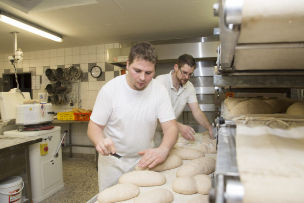 Christoph Wiler und Pascal Naef backen in ihrer Backstube