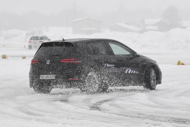 Golf R beim Fahrtraining in Ambri, Februar 2018