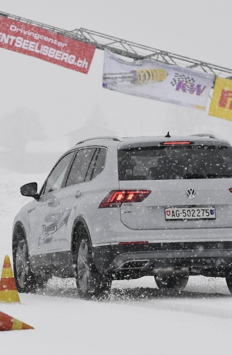 Tiguan Allspace beim Fahrtraining in Ambri, Februar 2018