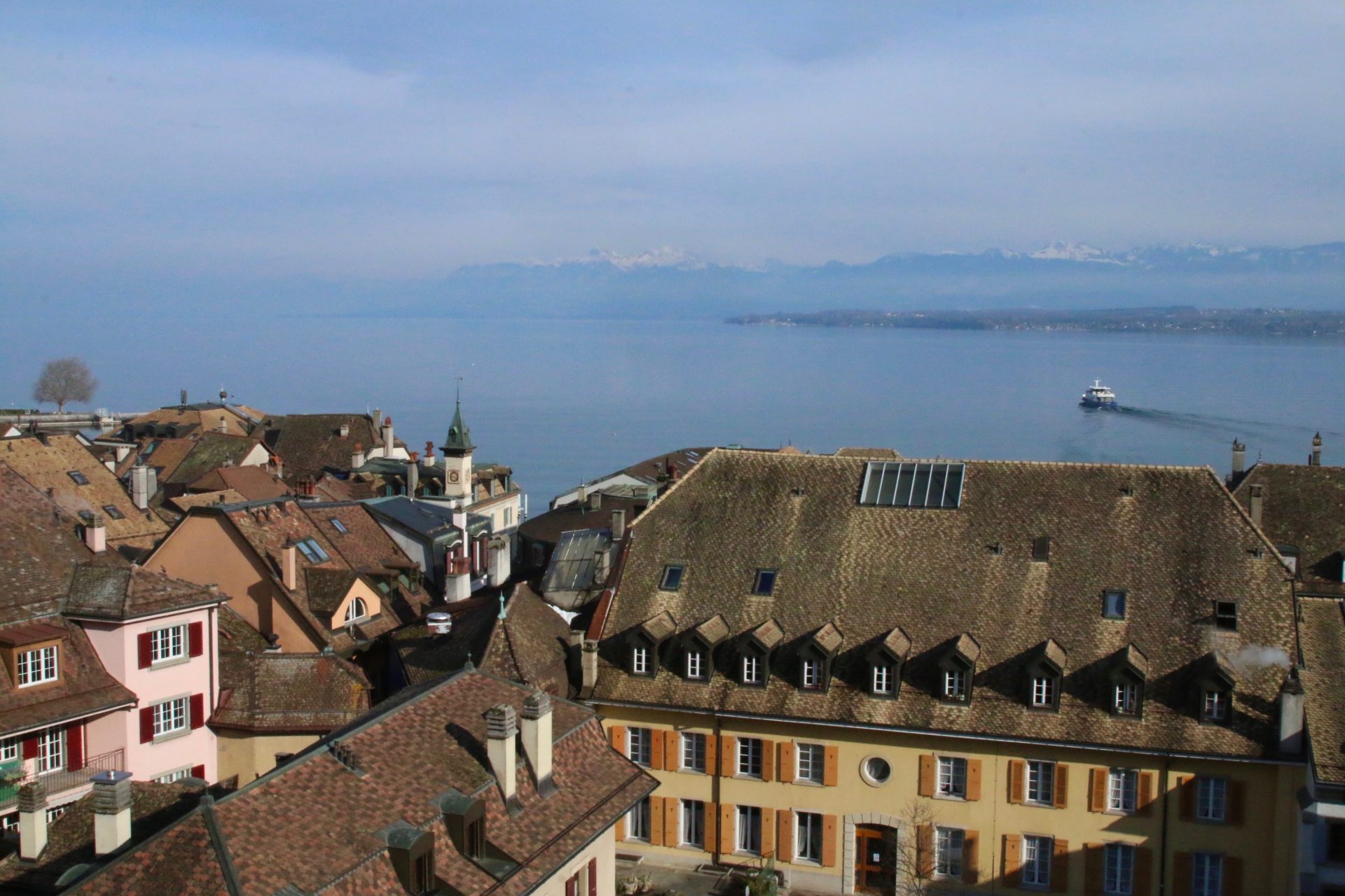 Il centro storico di Nyon dal castello di Nyon