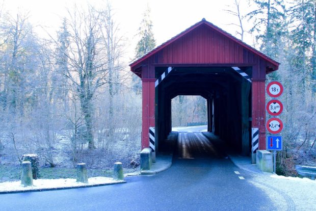 Grand Tour of Switzerland: Nous traversons le «Kyburgerbrugg» rouge pittoresque