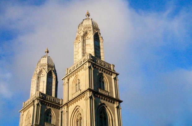 I campanili del Grossmünster di Zurigo nel Grand Tour of Switzerland