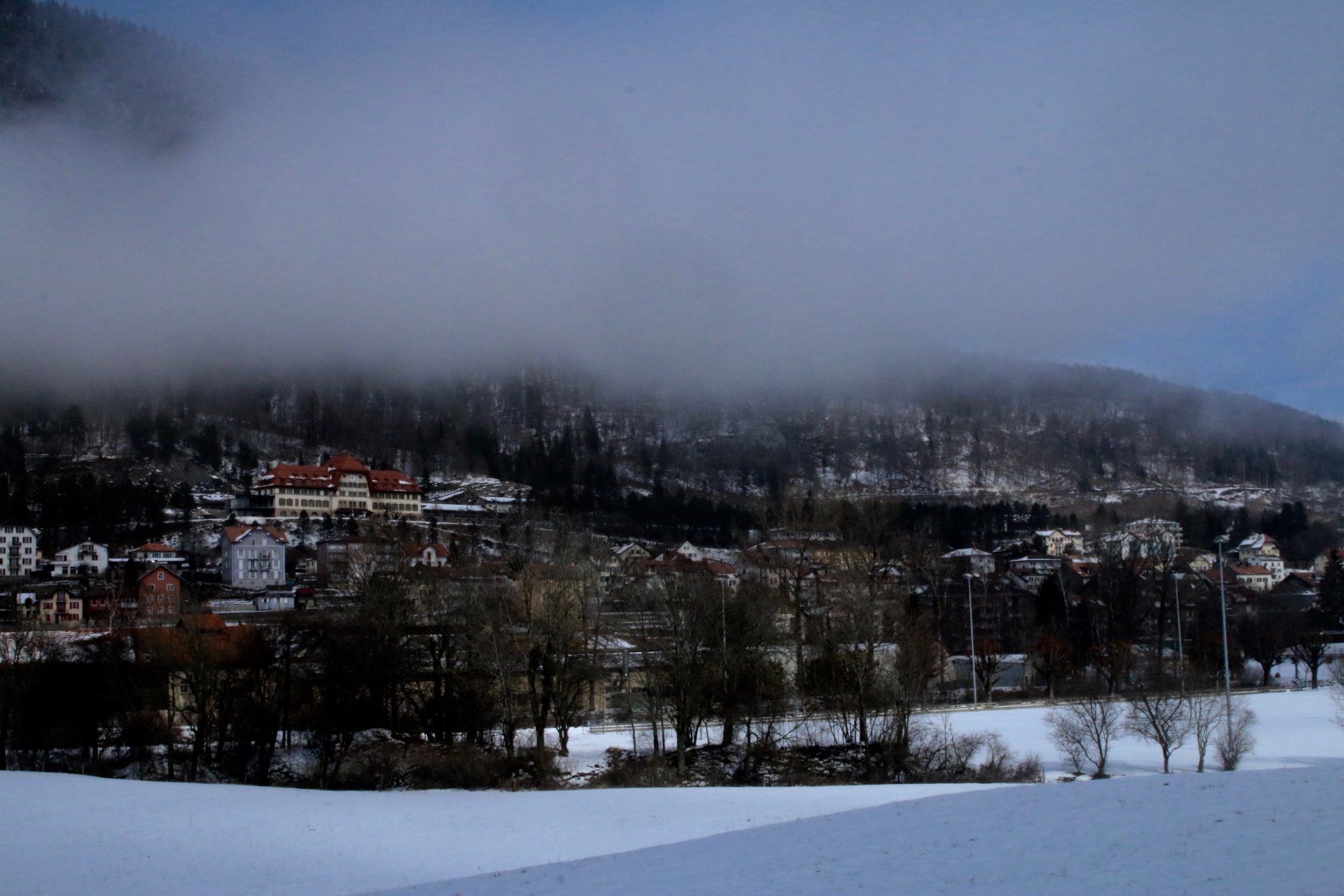 Vallorbe et ses grands bâtiments de gare dans le Jura vaudois