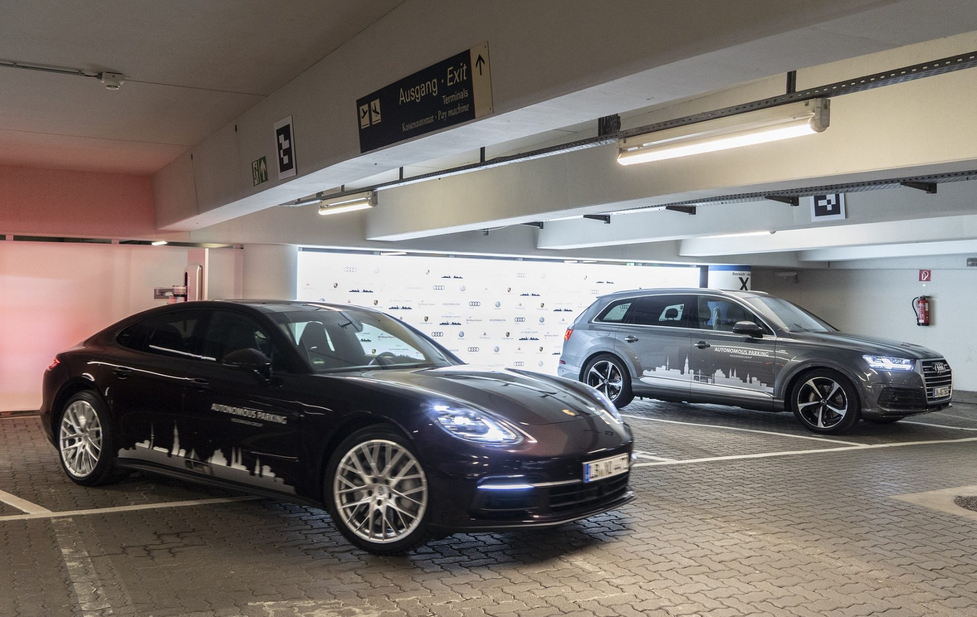 Le groupe Volkswagen teste le stationnement autonome à l’aéroport de Hambourg. La Panamera E-Hybrid trouve sa propre place de parking équipée d’une station de recharge. 