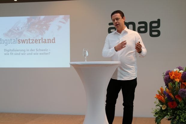 Nicolas Bürer von digitalswitzerland referiert über die voranschreitende Digitalisierung.