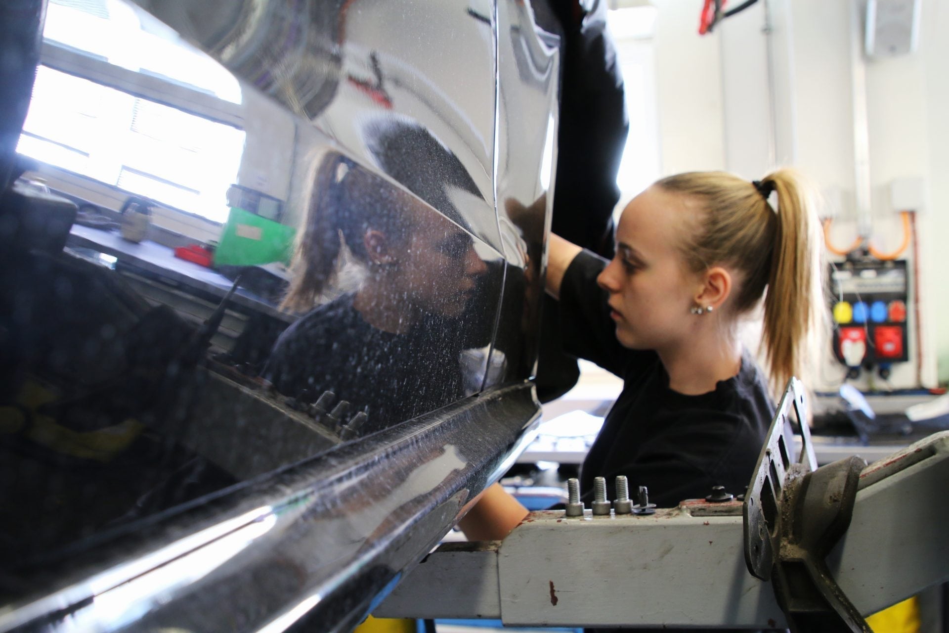 Valentina Rohner, apprentie mécatronicienne automobile en 1ère année d’apprentissage pendant le démontage d’un arbre d’entraînement
