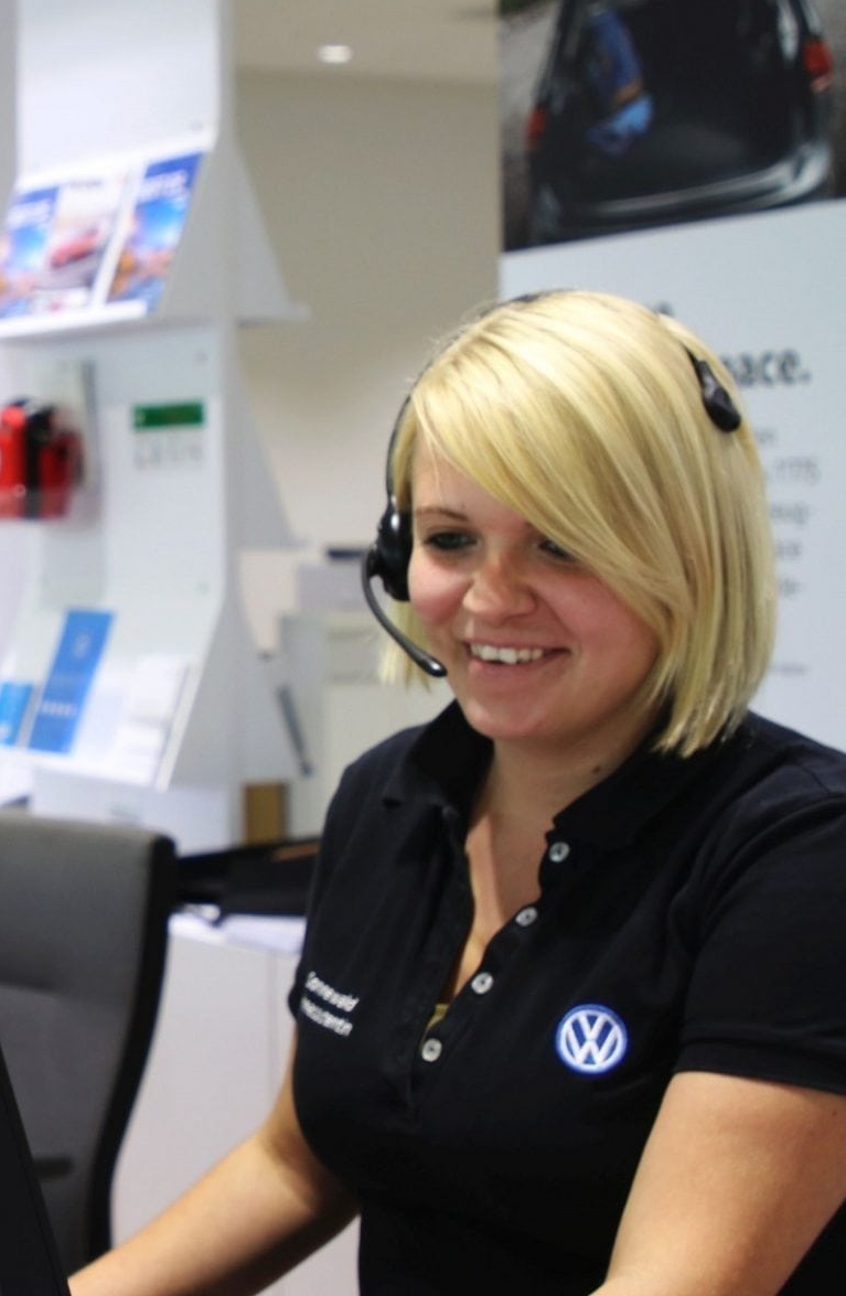 Serviceassistenten bei VW empfangen die Kunden