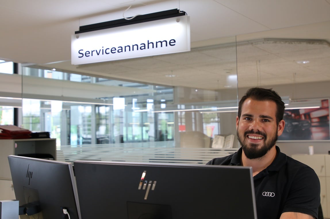 Philipp Frommelt alla sua postazione di lavoro quale consulente del service Audi