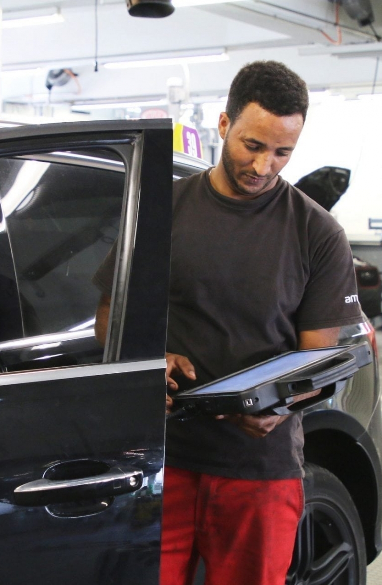 Yohannes Kinfe, assistente di manutenzione per automobili, chiude un incarico