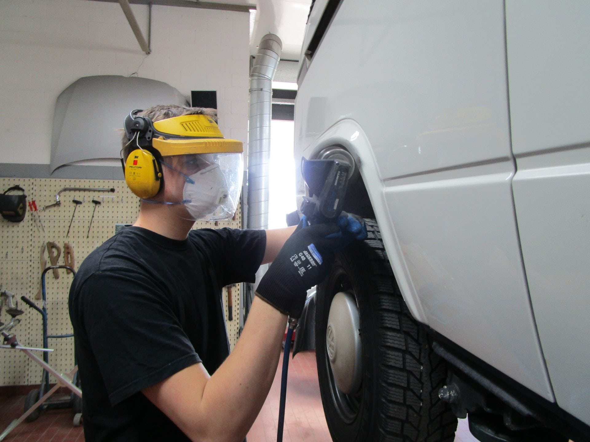 Die Lernenden der AMAG Kloten entfernten sämtliche Roststellen am VW T3.