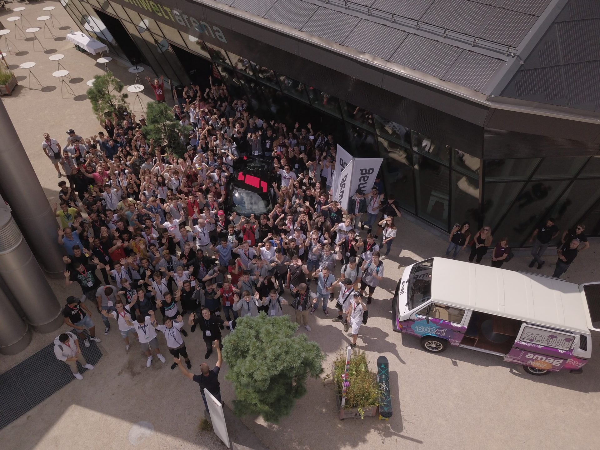 Le «Bus des métiers» a fêté sa grande première au Welcome Camp des nouveaux apprentis. Ils peuvent s’informer sur les apprentissages professionnels proposés par AMAG. 