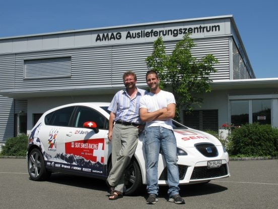 Fredy Barth nimmt seinen SEAT Leon bei Fritz Jegge in Empfang.