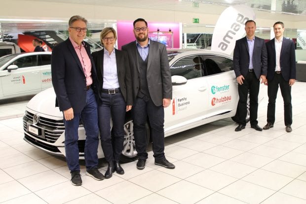 Le couple de propriétaires Rolf et Irene Hunkeler (en 1ère et 2e position en partant de la gauche) reçoivent la VW Arteon R-Line avec Andreas Frey, directeur de 1a holzbau AG (en 3e position en partant de la gauche), Lars Meister, directeur de 1a fenster AG (en 2e position en partant de la droite) et Simon Achermann, directeur de 1A GSM AG (à droite).