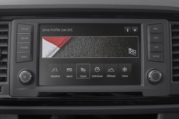 Der 8-Zoll-Touchscreen zeigt nebst Navigationsinformationen auch wichtige Daten in Bezug auf die Performance wie beispielsweise Öltemperatur und G-Kräfte an.