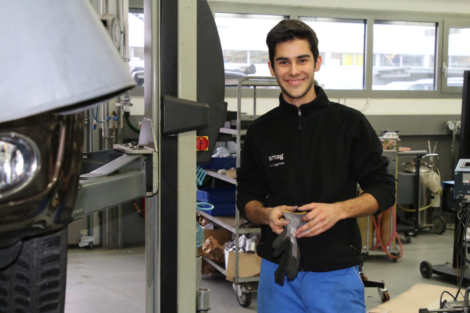 Nico Hangartner nella sua postazione di lavoro presso il Centro VW Veicoli Commerciali AMAG di Uster. 