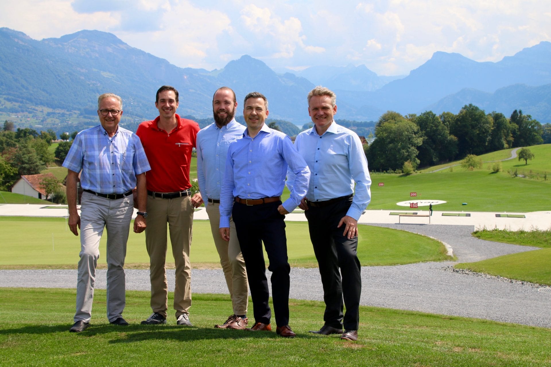 Bei der Vertragsunterzeichnung auf dem Golfplatz Meggen (v.l.n.r.): Josef und Beat Schuler, Inhaber und Geschäftsleiter Golf Meggen AG, Martin Helg, Leiter PR & Communication Europcar Schweiz, Michael Grossniklaus, Geschäftsführer AMAG Ebikon/Buchrain, und Roland Huwiler, Geschäftsführer AMAG Audi Center Luzern