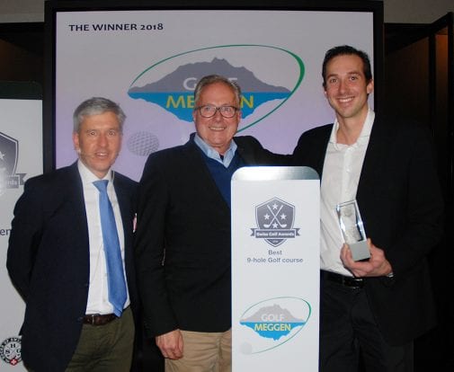 Beat et Josef Schuler reçoivent le Swiss Golf Award 2018 du meilleur parcours 9 trous de Suisse des mains d’Anthony J. Helbling (à gauche), membre du House of Swiss Golf Staff, Business Manager House de Swiss Golf AG, au salon du golf à Zurich.