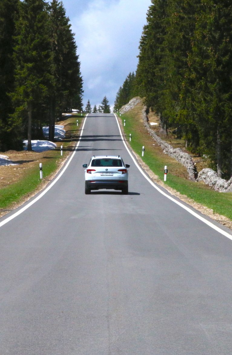auto fährt strasse entlang