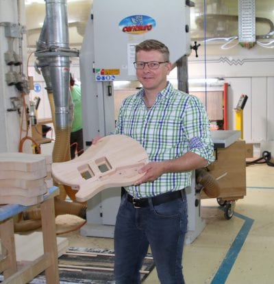 Per Thomas von Rickenbach, amministratore delegato di ofrickenbach.swiss ag, e il suo team anche la realizzazione di corpi per chitarra non è un problema.