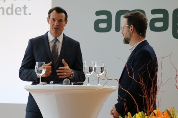 Guy Lachappelle im Gespräch mit Moderator Nik Hartmann (rechts).