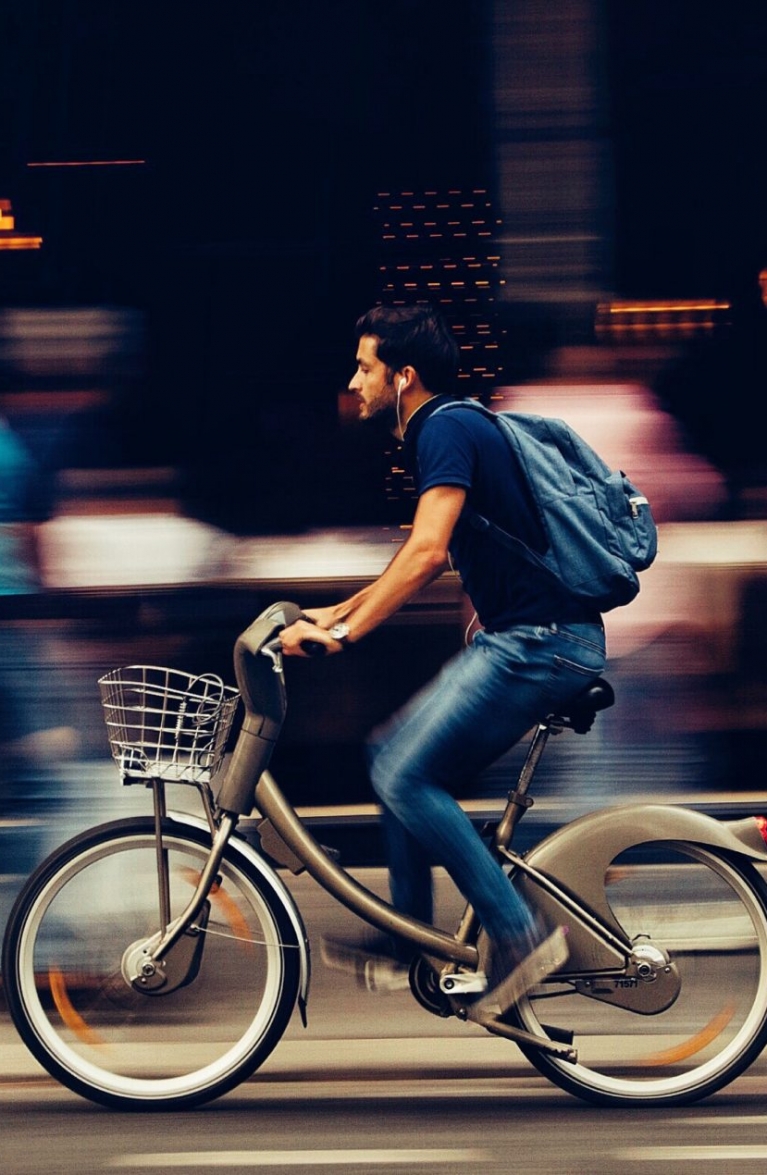 Un uomo su una bicicletta elettrica in città.