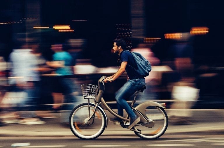 Citadin au guidon d’un vélo électrique.