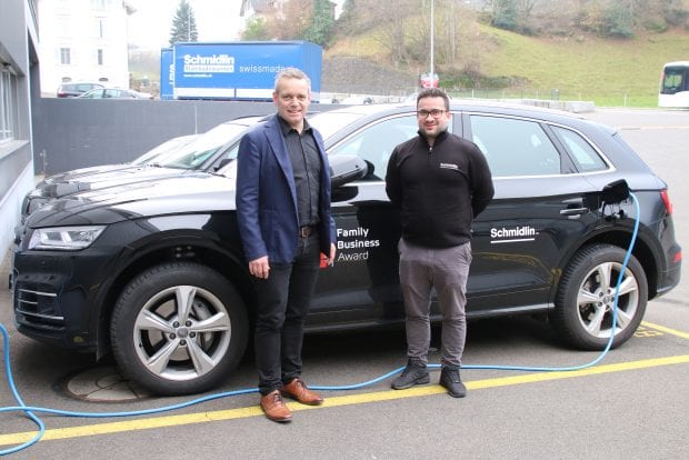 Beat Wullschleger, Geschäftsführer Wilhelm Schmidlin AG (links), zusammen mit Asmir Mavric, Abteilungsleiter Rohfabrikation (rechts), vor dem Audi Q5 55 TFSI e quattro.