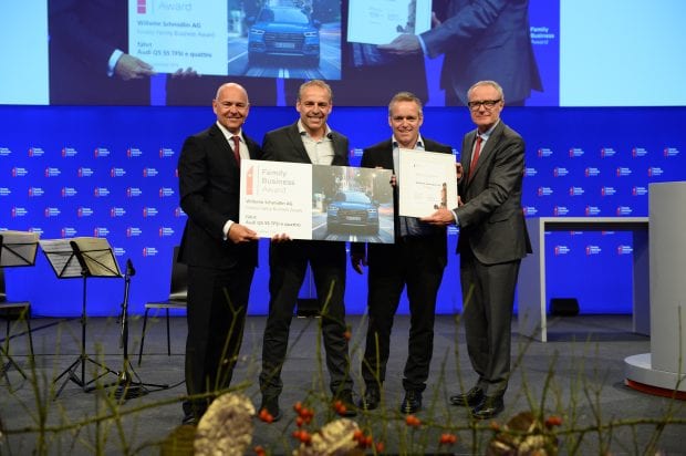 Les directeurs généraux de Wilhelm Schmidlin AG, Beat Wullschleger (3ème à partir de gauche) et son frère Urs Wullschleger (2ème à partir de gauche), lors de la remise du Family Business Award 2019 avec Martin Haefner, président du conseil d'administration  AMAG Group AG (4ème à partir de gauche), et Morten Hannesbo, CEO AMAG Group AG (1er à partir de gauche).