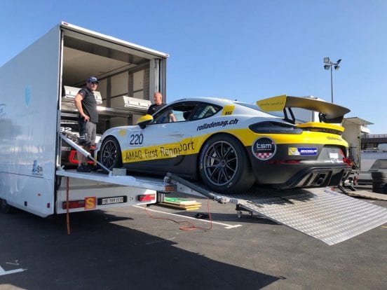 Die Fahrzeuge werden vom Rennsport-Team für den Transport vorbereitet und verladen.