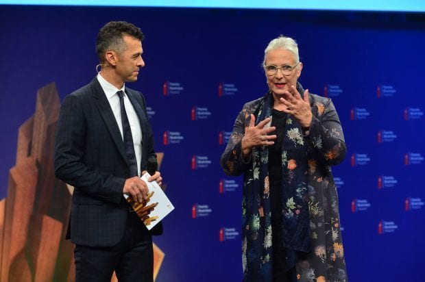 Für Dr. Karin Lenzliner ist der Jurierungsprozess immer wieder spannend. An der Preisverleihung 2019 im Kursaal Bern erklärt sie dem Moderator Jann Billeter, welche Punkte dabei wichtig sind.