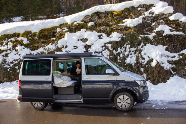 Risveglio con vista sulla catena montuosa del Rigi: un viaggio invernale a bordo del Volkswagen California Coast - Blog der AMAG Group AG 1