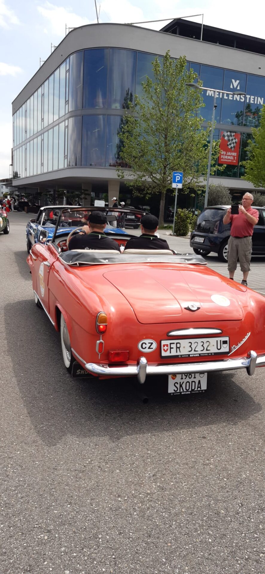 Deux Young Raiders dans une voiture ancienne - Blog der AMAG Group AG 8