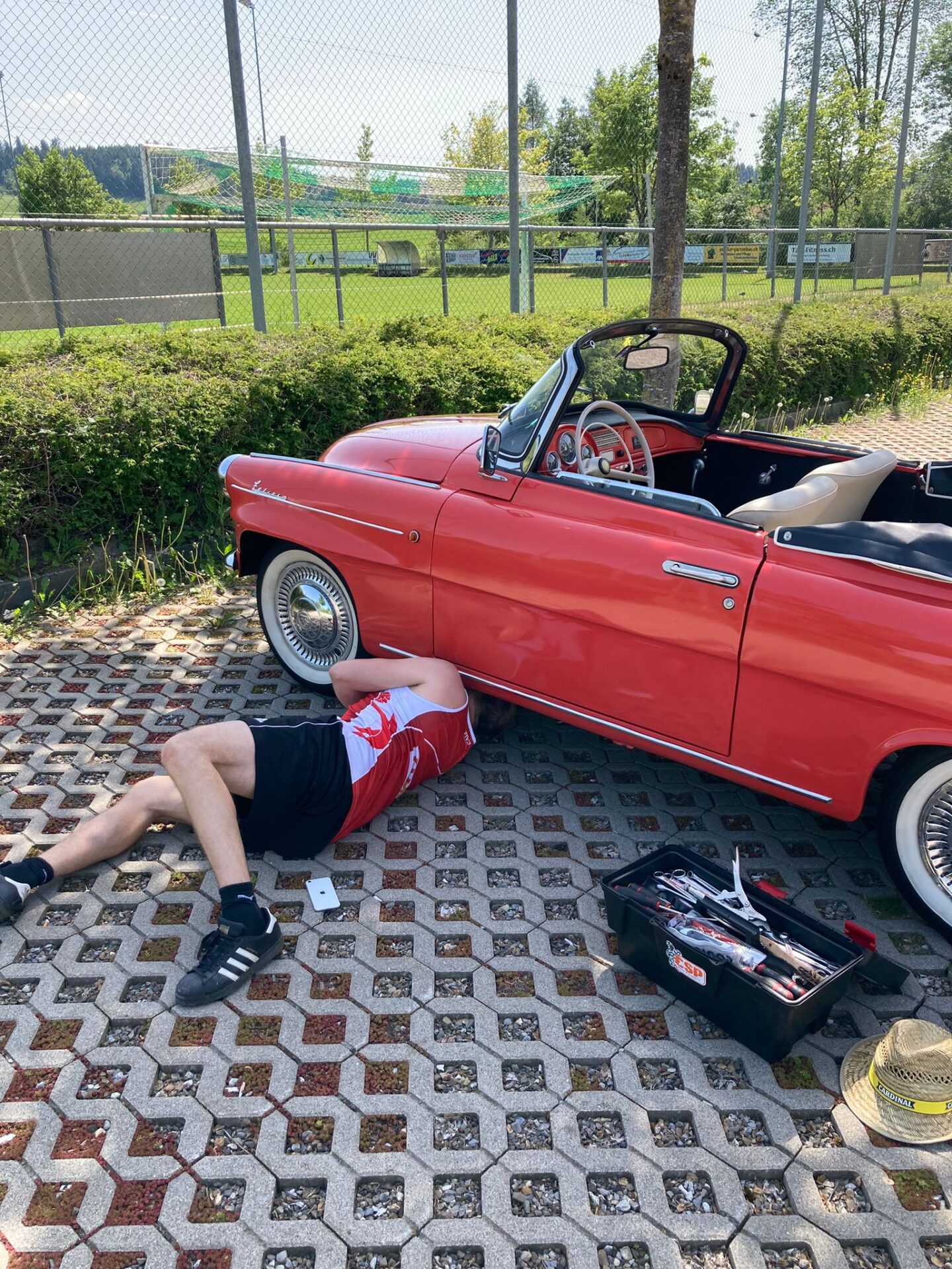 Deux Young Raiders dans une voiture ancienne - Blog der AMAG Group AG 7