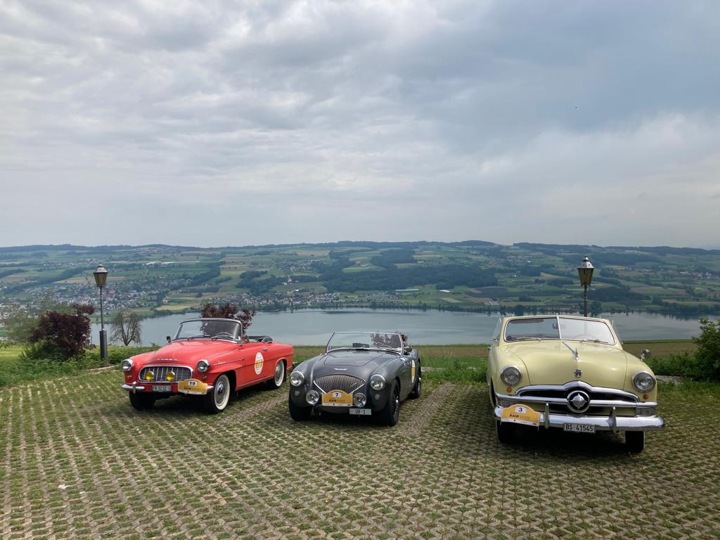 Deux Young Raiders dans une voiture ancienne - Blog der AMAG Group AG 3