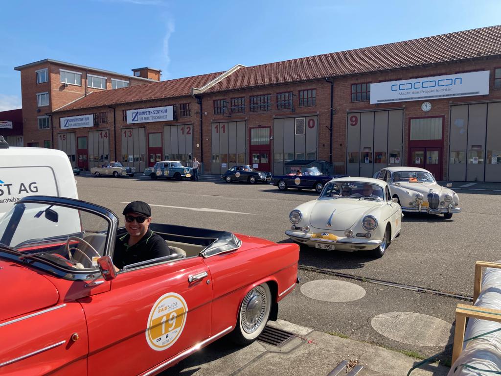 Deux Young Raiders dans une voiture ancienne - Blog der AMAG Group AG 2