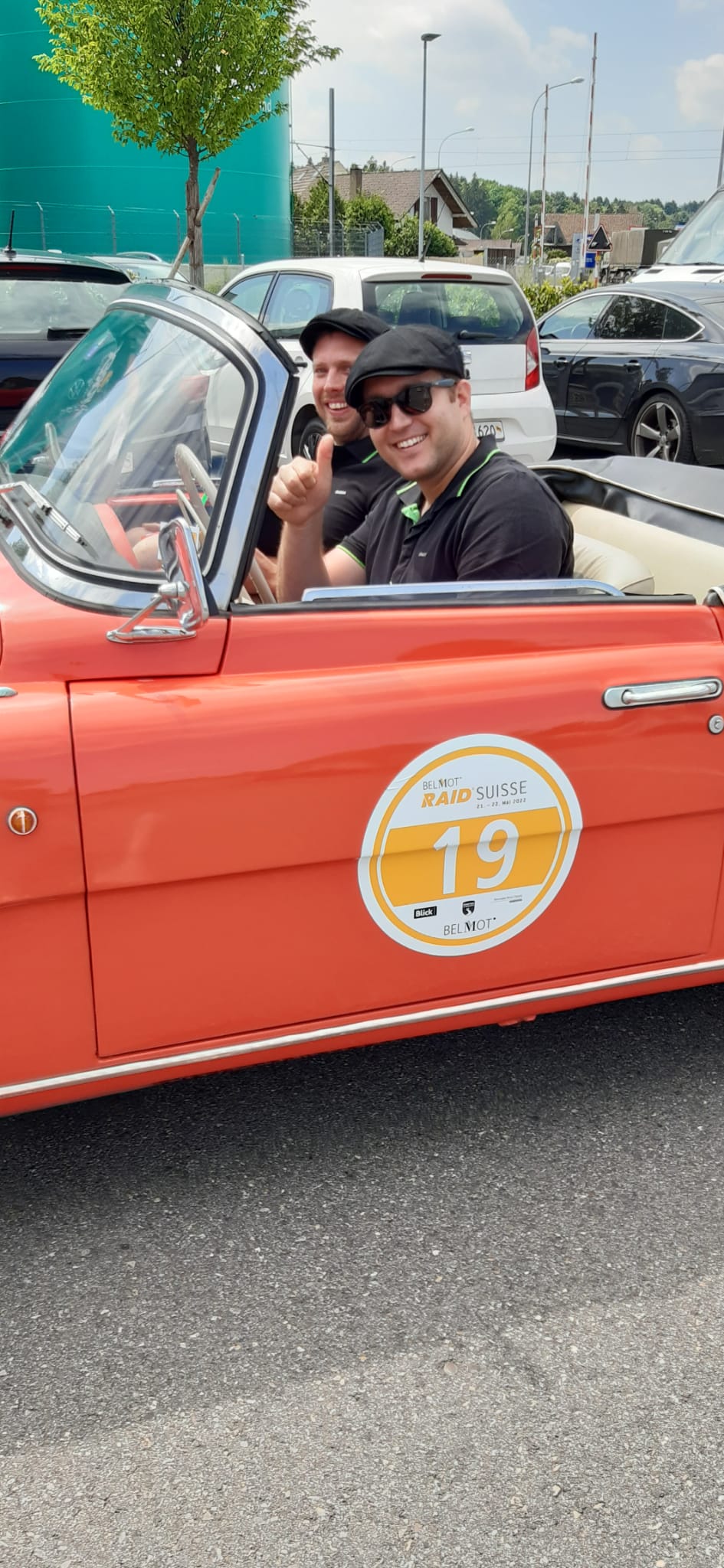 Deux Young Raiders dans une voiture ancienne - Blog der AMAG Group AG 1