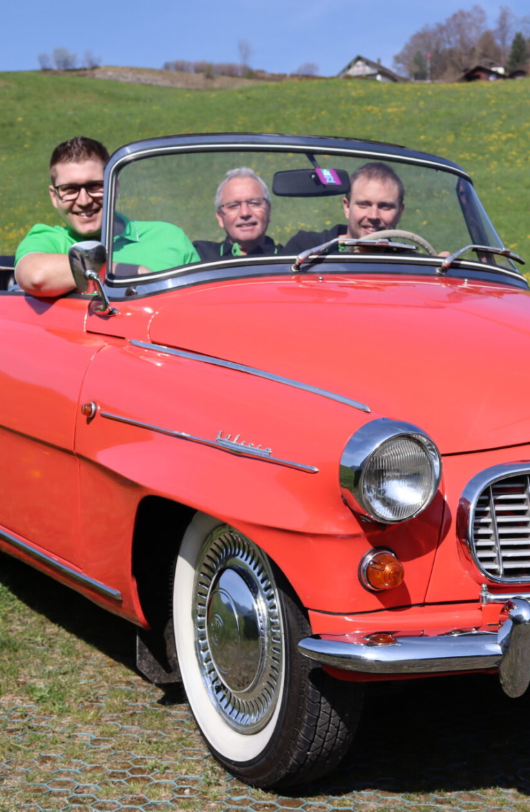 Deux Young Raiders dans une voiture ancienne - Blog der AMAG Group AG