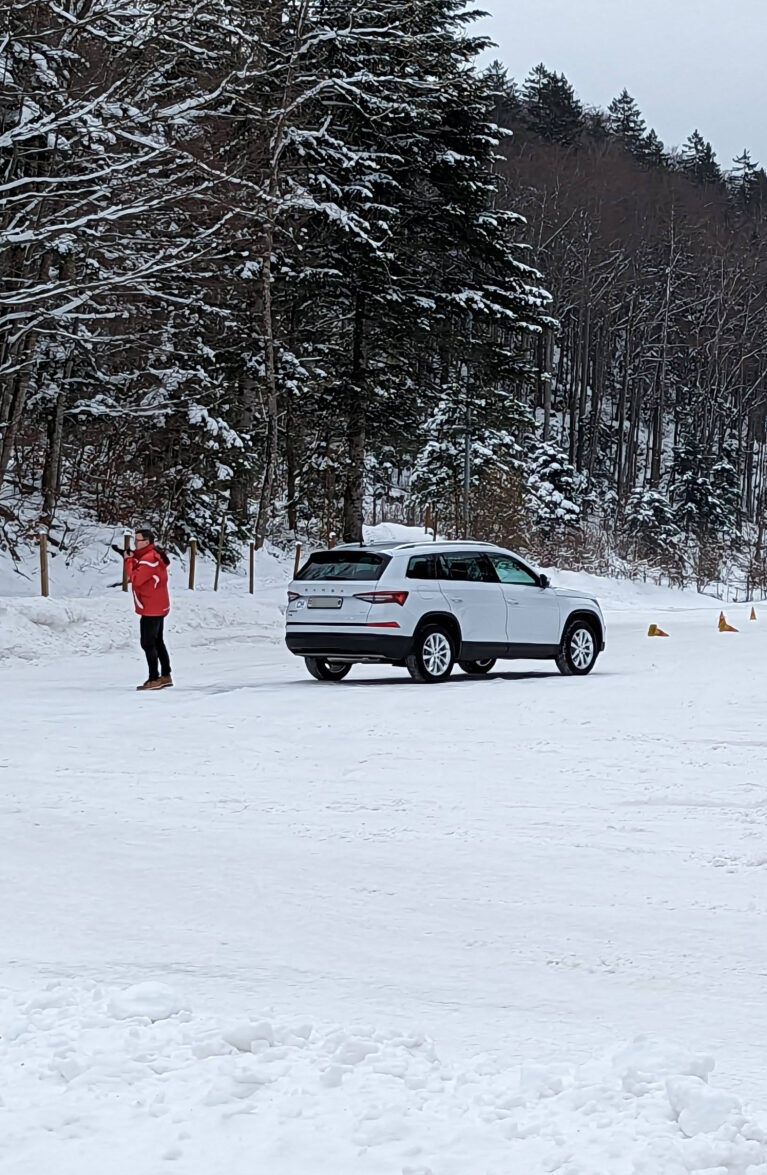 «Ich fahre jetzt wieder mein Auto und nicht mehr umgekehrt» – Erlebnisse des Škoda Winterfahrtrainings - Blog der AMAG Group AG 14