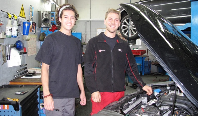 Marc Gugelmann avec un apprenti.