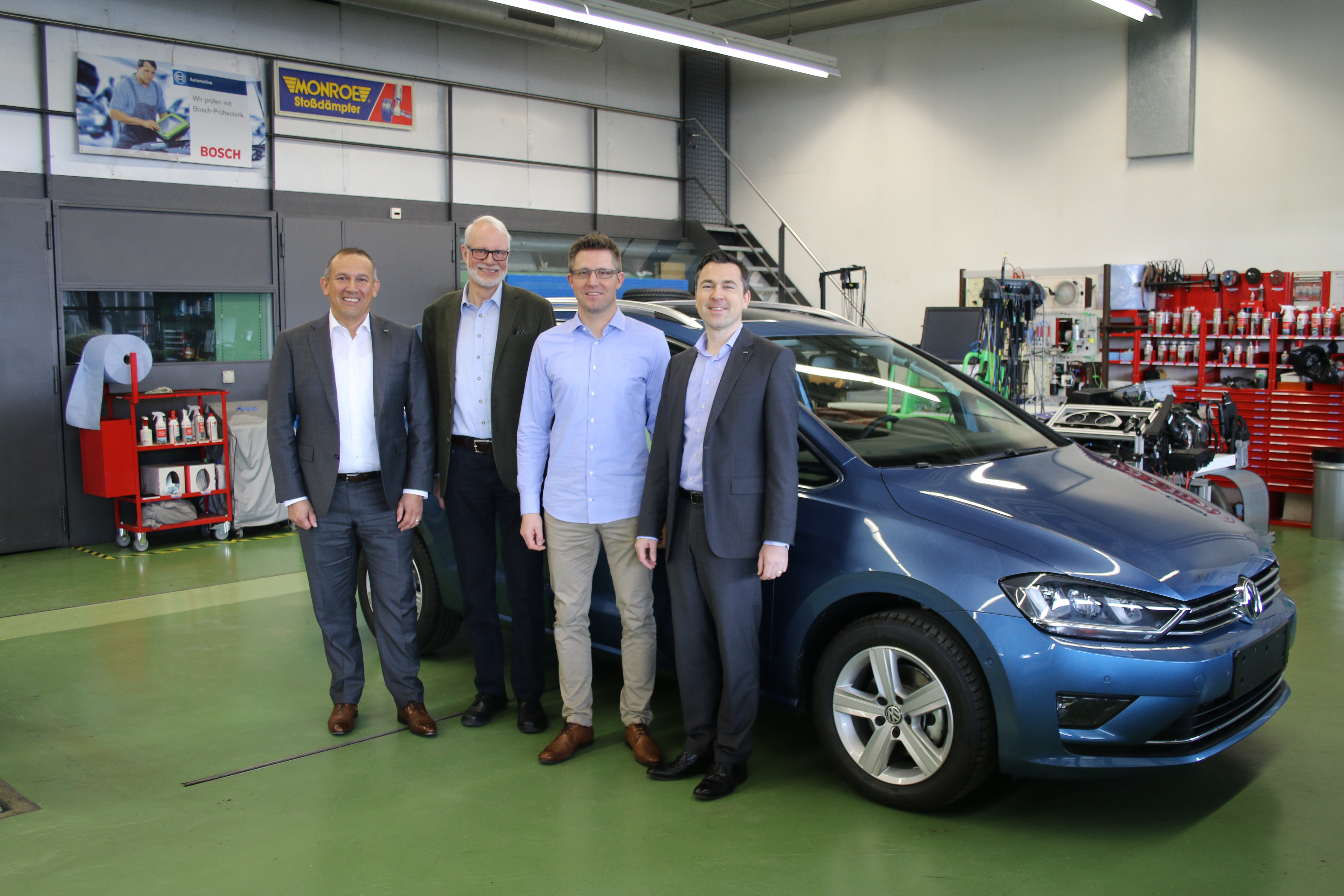AMAG remet une VW Golf Sportsvan au Centre de formation professionnelle de la construction et de l'artisanat du canton de Lucerne.