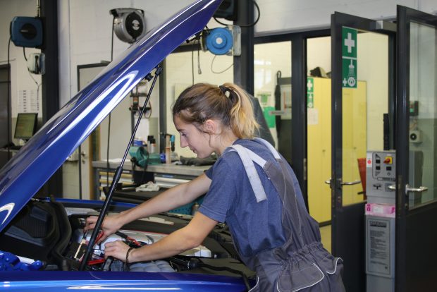 Céline Schatz à son poste de travail (Centre Audi Zurich Altstetten) 