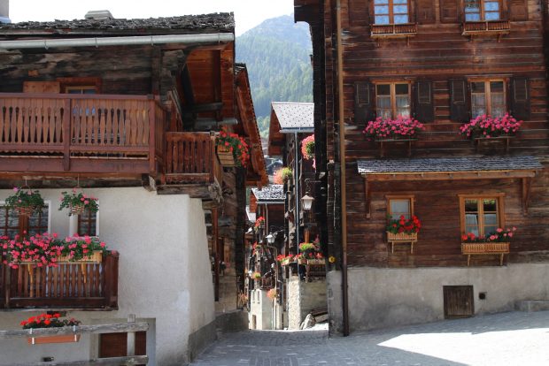 De nombreux chalets anciens à Grimentz sont ornés de géraniums rouges